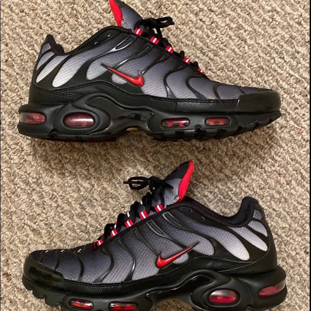 Nike air max plus black gradient red